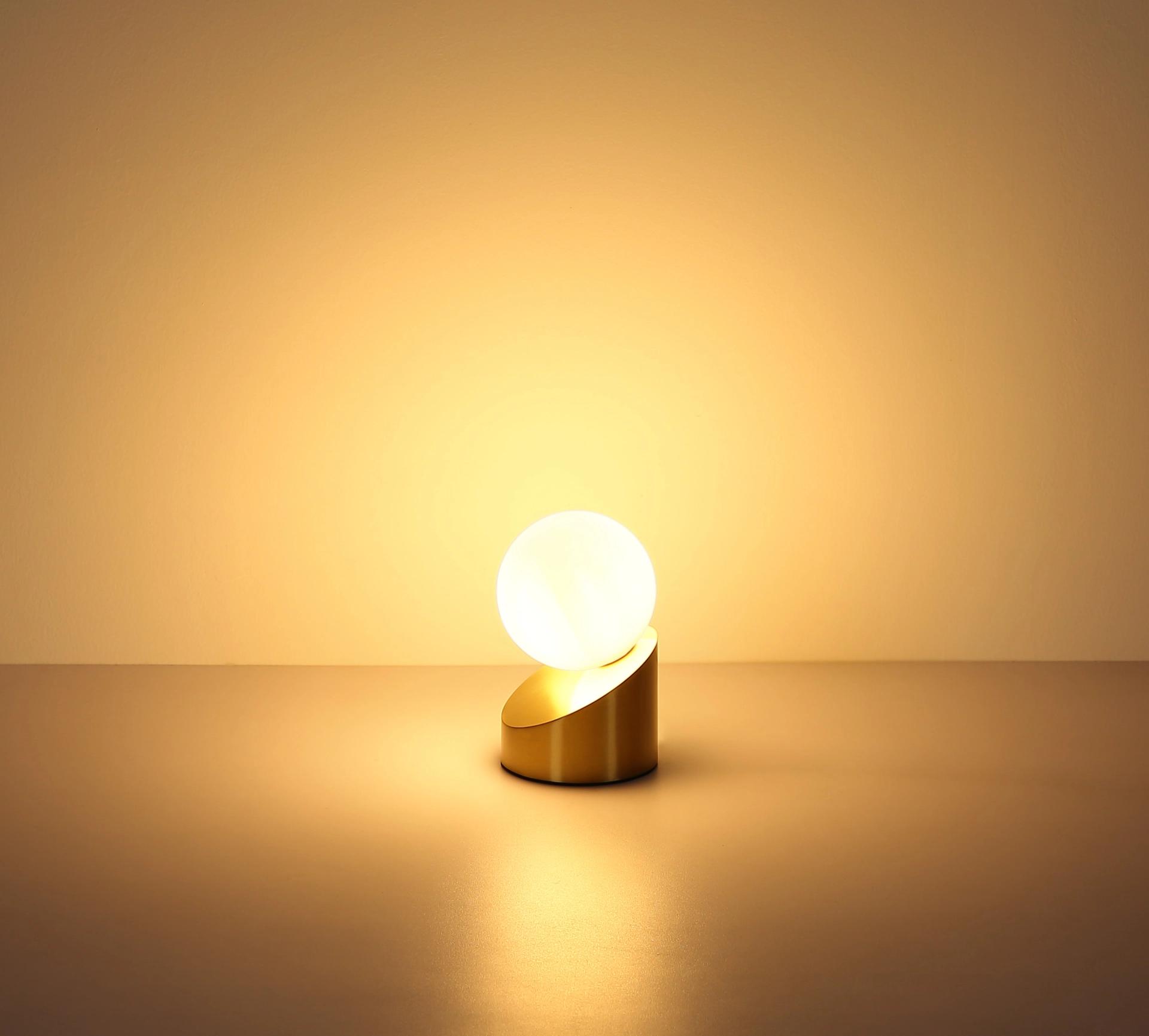 ALISA – Stona lampa – metalna, mat boje mesinga – staklena kugla opal – 50300103