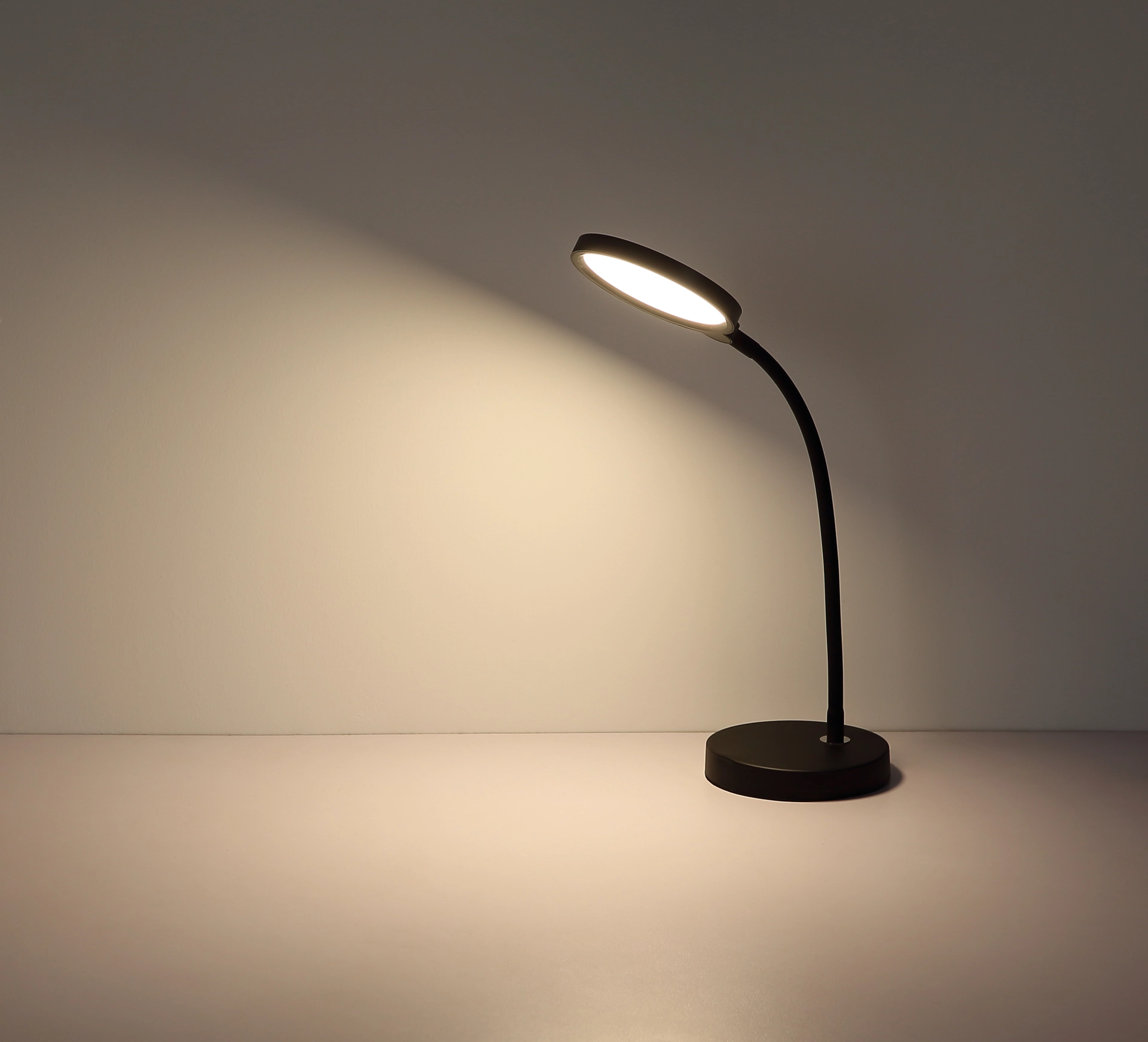 KALDERON – Stona lampa – metal crna mat – plastika crna mat – 58503T